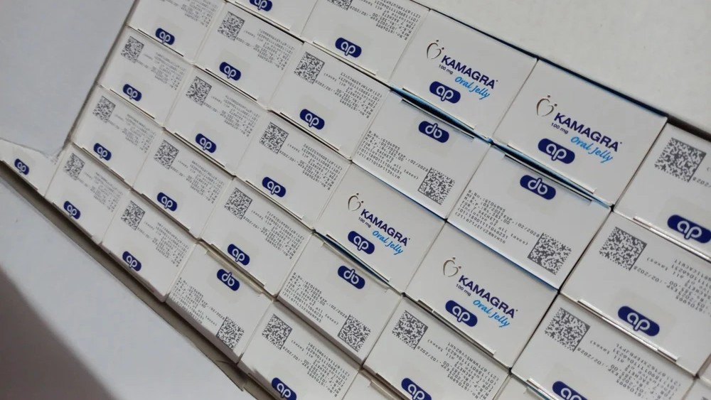 Dowiedz się, czym jest Kamagra i jak sildenafil pomaga w walce z ED. Poznaj dawkowanie, efekty i różnice między tabletkami a żelem. Sprawdź!